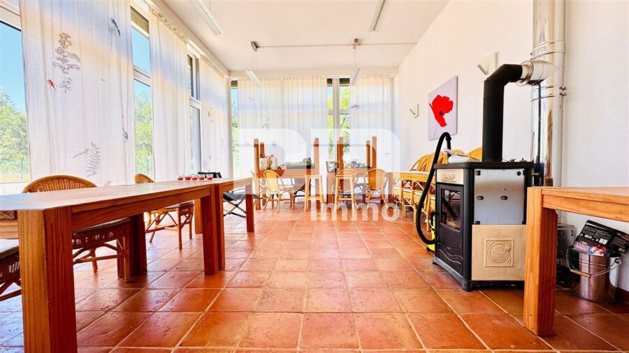 Neuw. Wohn / Gewerbeimmobilie mit vielen Nutzungsmöglichkeiten - Aktuell Gastro und Ferienwohnungen - EG Hauptraum / Gastraum groß / Zugang Terrasse 1